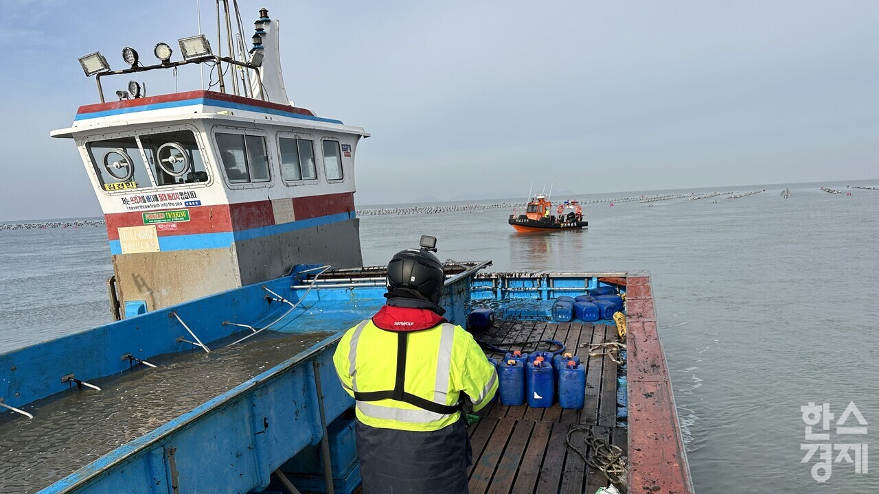 ▲불법 양식장 및 무허가 어업 단속 (사진=전남도)
