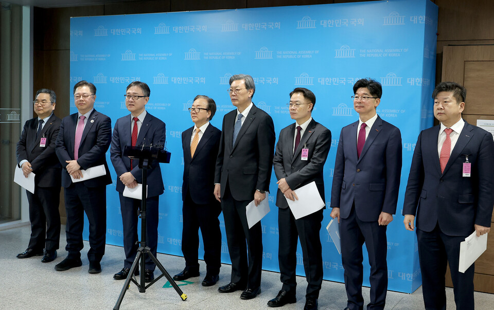 박일준 대한상공회의소 상근부회장, 이동근 한국경영자총협회 상근부회장, 김창범 한국경제인협회 부회장 등 경제8단체 임원들이 지난 3월 상법 개정안에 대한 기자회견을 했다./연합뉴스