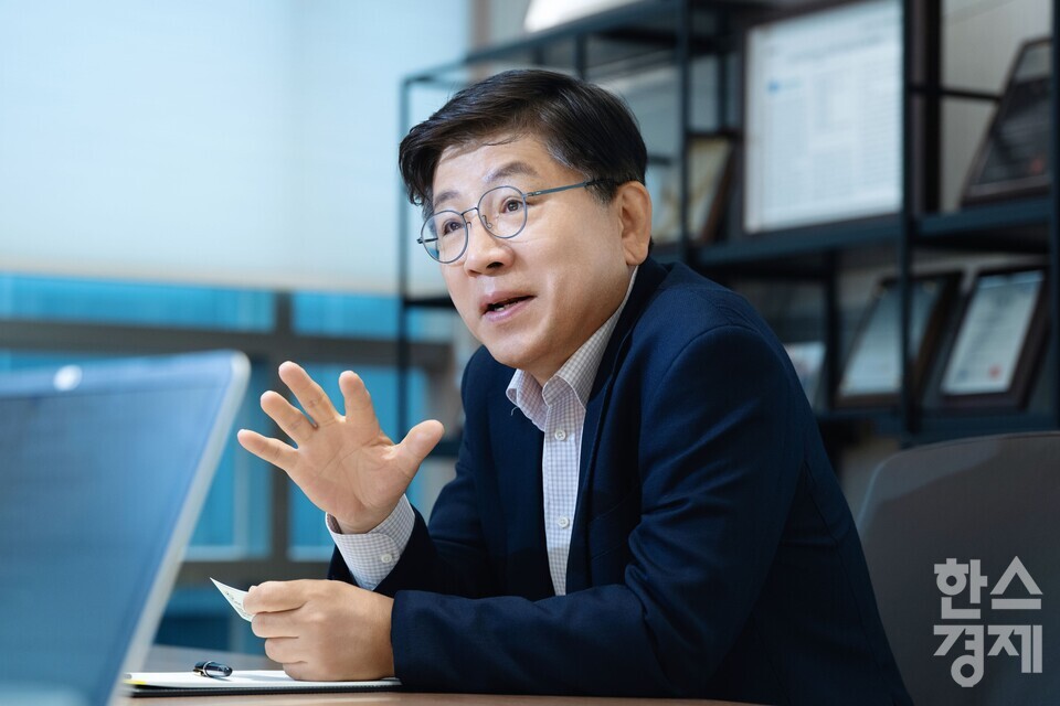 김기동 법무법인 로백스 대표변호사가 한스경제와 인터뷰를 진행하고 있다. / 사진=최대성 기자 