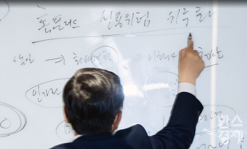 김기동 법무법인 로백스 대표변호사가 한스경제와 인터뷰를 진행하고 있다. / 사진=최대성 기자 