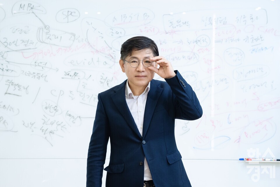 김기동 법무법인 로백스 대표변호사가 한스경제와 인터뷰를 진행하고 있다. / 사진=최대성 기자 