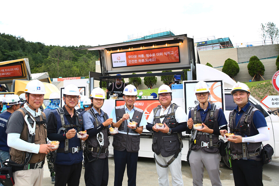 김승모 한화 건설부문 대표이사가 건설현장 근로자들과 함께 ‘Summer Safety 푸드트럭 ’팥빙수를 즐기고 있다./한화 건설부문