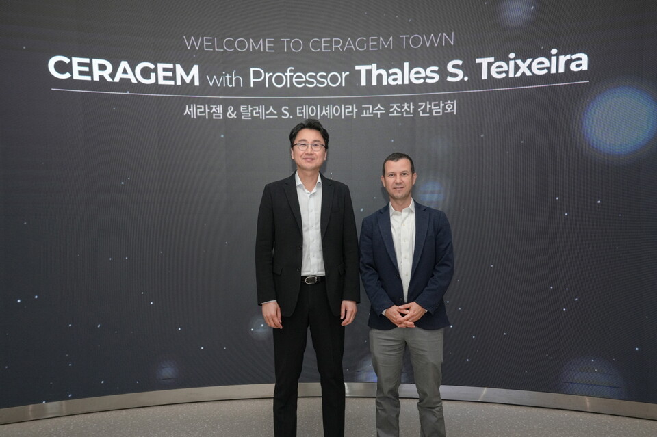 세라젬 이경수 대표이사 사장(왼쪽)과 탈레스 S. 테이셰이라 교수(오른쪽)