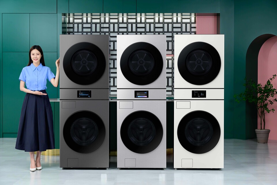 삼성전자가 4일부터 7형 'AI 홈' 터치스크린을 탑재해 한층 강화된 AI 기능을 지원하는 2025년형 상하 결합형 세탁기∙건조기 '비스포크 AI 원바디' 신제품을 판매한다./삼성전자 