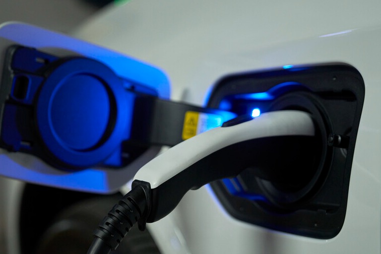 전기차를 충전 중인 모습./ 게티이미지뱅크 제공