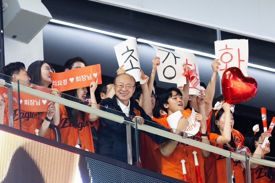 한화그룹 김승연 회장이 지난 3일 대전 한화생명 볼파크에서 임직원들과 함께 경기를 관람하고 있다./한화