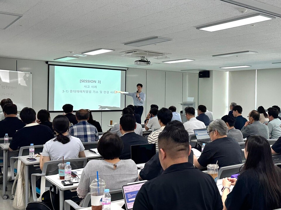 대한해운과 KLCSM이 지난달 27일 부산 중구 KLCSM 본사에서 2025년도 상반기 협력사 안전보건교육을 실시했다. 산재 예방을 위해 진행된 이날 교육에는 전국 57개 협력사에서 80여명이 참석했다./SM그룹