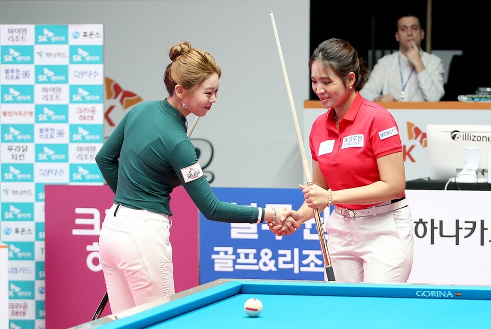 김가영(왼쪽)과 스롱이 2022-2023시즌 월드챔피언십 결승전에서 만나 악수하고 있다. /LPBA 제공
