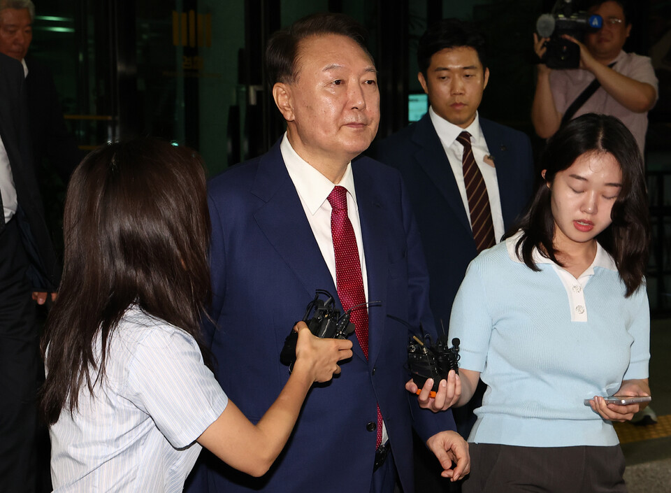 윤석열 전 대통령이 지난 5일 내란 특검 2차 조사를 마치고 조은석 특별검사팀 사무실이 있는 서울 서초구 서울고검을 나서고 있다. /연합뉴스