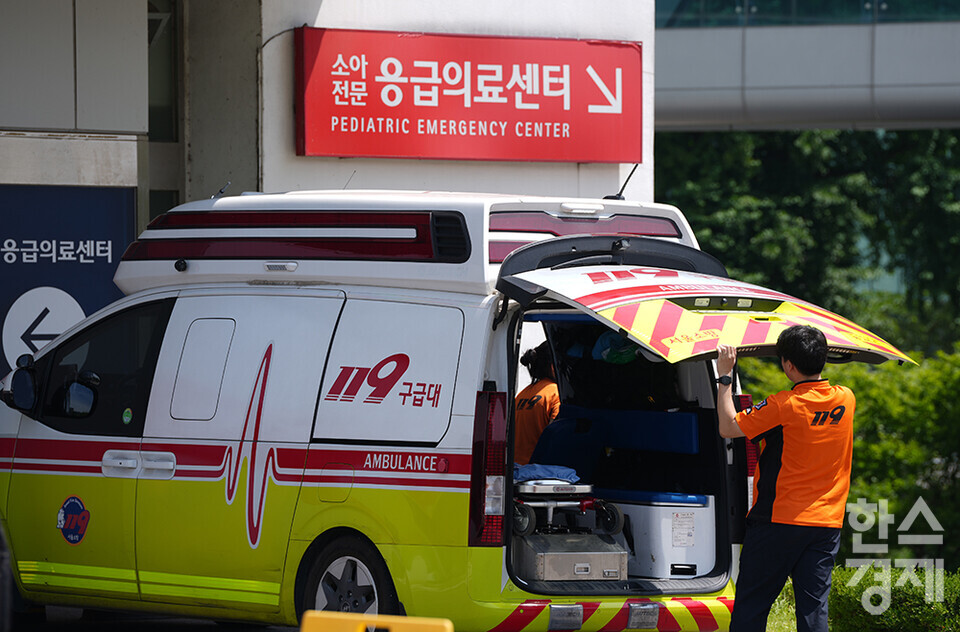 서울대학교병원 내 응급의료센타 앞 119 구급차량. /한스경제DB
