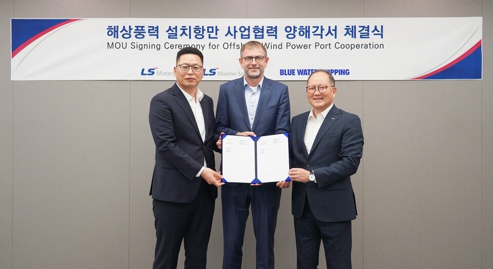 지난달 18일 서울시 용산구 LS전선 서울사무소에서 열린 ‘국내 항만 기반의 해상풍력 공급망 구축을 위한 업무협약’ 체결식에서 구영헌 LS마린솔루션 경영지원부문장, 클라우스 벤델보 로어센 BWS 부사장, 홍영호 LS머트리얼즈 대표(왼쪽부터)가 기념 촬영을 하고 있다./LS전선