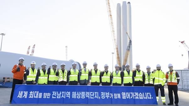 지난해 11월 18일 전남 목포시 목포신항만에서 열린 해상풍력발전 배후항만 현장 시찰 행사 이후 한덕수 국무총리, 김영록 전남도지사, 박홍률 목포시장, 박우량 신안군수, 추형욱 SK이노베이션 E&S 사장 등을 비롯한 참석자들이 기념 촬영을 하고 있다./SK이노베이션 E&S