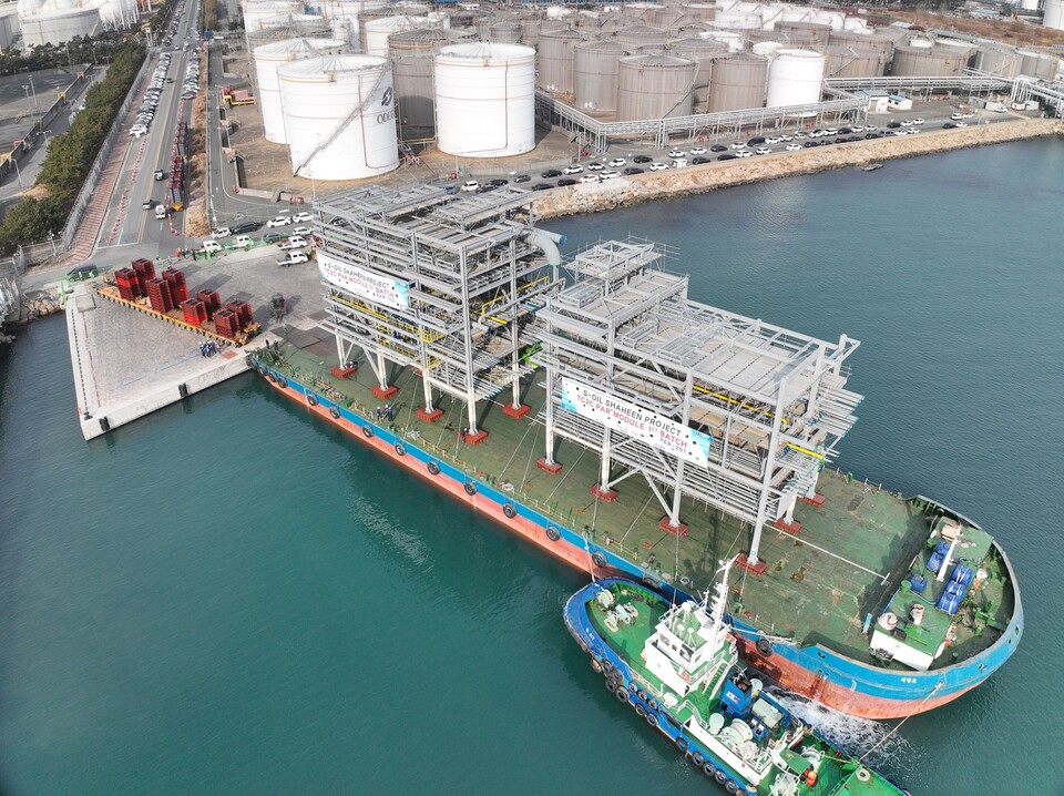 샤힌 프로젝트 대형 모듈을 실은 바지선이 울산신항 부두에 접안하는 작업을 하고 있다./DL이앤씨