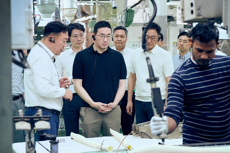 구광모 LG그룹 회장이 지난 3월 인도 뉴델리에 위치한 LG전자 노이다 생산공장을 찾아 에어컨 생산과정을 살펴보고 있다. / LG그룹