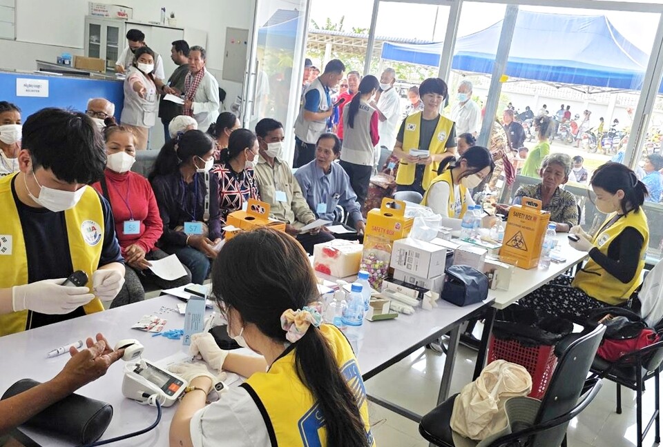 가톨릭대학교 가톨릭중앙의료원이 진행하는 사회공헌활동의 일환인 캄보디아 코미소 클리닉에서의 의료봉사 활동 모습./가톨릭중앙의료원 제공