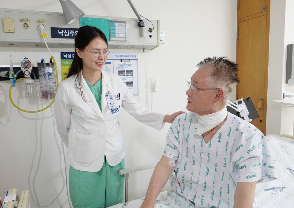 (왼쪽부터) 박샘이나 서울대병원 심장혈관흉부외과 교수와 로봇 폐이식 수술을 받은 윤병섭 환자./서울대병원 제공