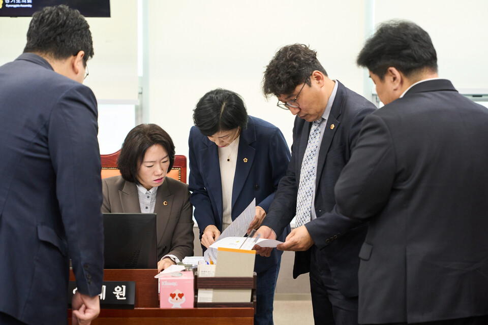 지방채 문제에 대해서도 이 부위원장은 강도 높은 경계의 시선을 보냈다. 경기도의 지방채 규모는 2022년 4조 5천억 원에서 2024년 6조 6천억 원으로 크게 증가했다. 그는 “채무는 단순한 세입이 아니라, 미래 세대의 부담”이라며 “불가피한 경우가 아니면 지방채를 일반재원처럼 사용하는 것은 재정 신뢰를 훼손하는 일”이라고 지적했다./ 경기도의회 제공