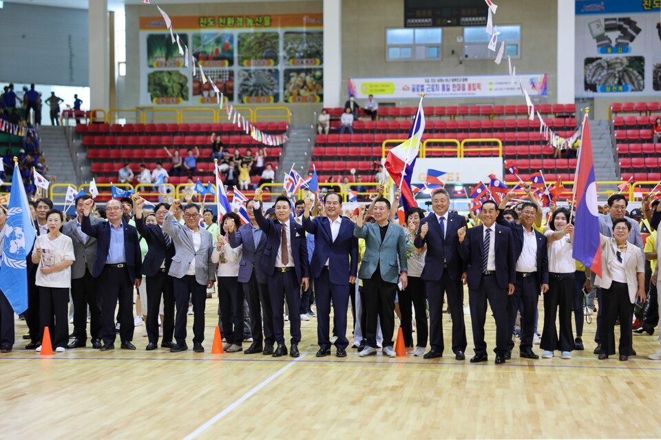 북한이탈주민과 외국인 근로자, 다문화가정, 지역 주민이 함께 어우러진 ‘제2회 글로벌 근로자 통일 한마음 올림픽’이 지난 7월 5일 전남 진도군 실내체육관에서 성황리에 개최됐다./사진=진도군