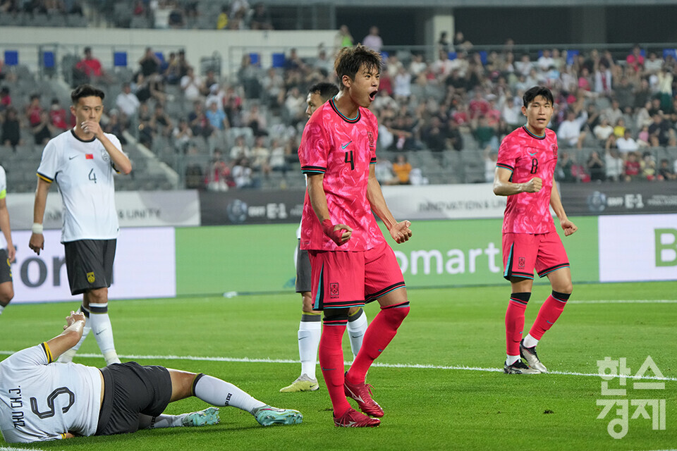한국 축구 대표팀 수비수 김주성이 7일 오후 경기도 용인미르스타디움에서 열린 2025 동아시아축구연맹(EAFF) E-1 풋볼 챔피언십 중국과의 개막 경기서 드리블 팀의 세번째 골을 넣은 후 세리머니를 하고 있다. /용인=최대성 기자