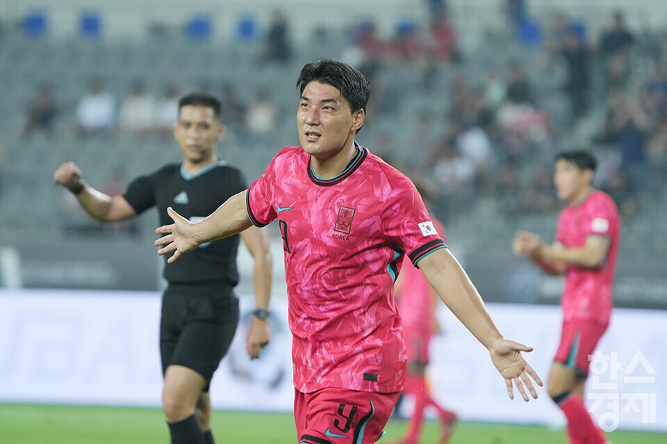 한국 축구 대표팀 공격수 주민규가 7일 오후 경기도 용인미르스타디움에서 열린 2025 동아시아축구연맹(EAFF) E-1 풋볼 챔피언십 중국과의 개막 경기서 두번째 골을 넣은 후 세리머니를 하고 있다. /