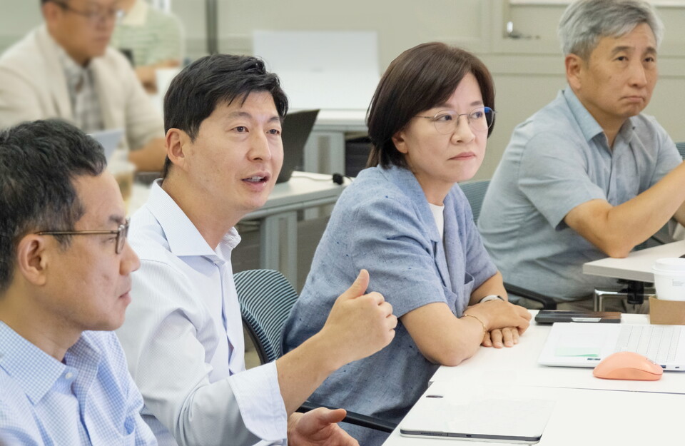 GS칼텍스가 4일 GS타워 본사에서 대표이사 허세홍 사장(사진 가운데)을 포함한 회사 임원들을 대상으로 생성형AI 교육을 진행했다./ GS칼텍스 제공