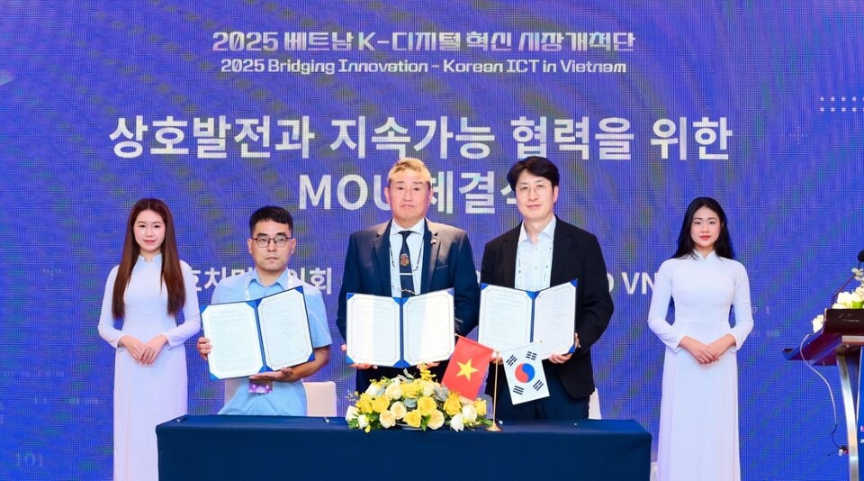 ‘K-디지털 혁신 시장개척단’ 관계자들이 베트남 호치민에서 수출 계약을 체결한 뒤 기념 촬영을 하고 있다./한국남부발전 제공