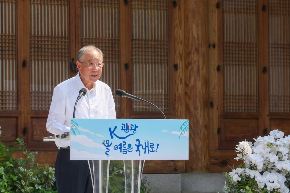 류진 한경협 회장이 8일 국회 사랑재에서 열린 ‘K-바캉스 캠페인’ 행사에서 인사말을 하고 있다./한경협