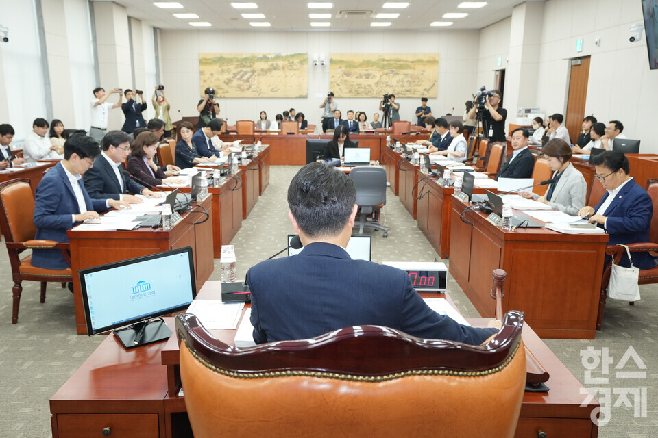 김영호 위원장이 8일 오후 서울 여의도 국회에서 열린 교육위원회 전체회의를 주재하고 있다. /최대성 기자 dpdaesung@sporbiz.co.kr 2025.07.08.