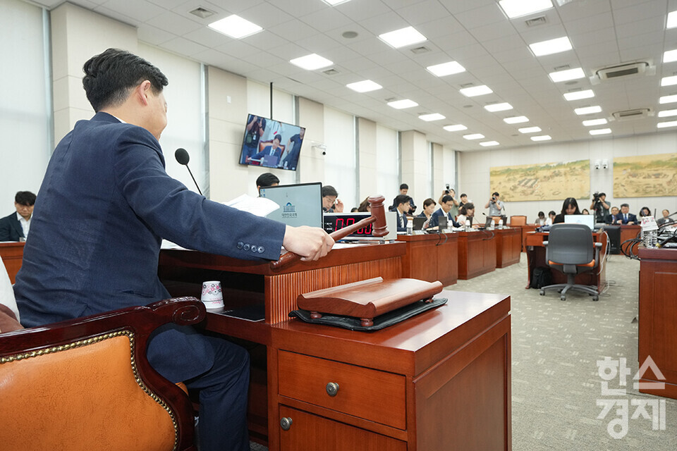 김영호 위원장이 8일 오후 서울 여의도 국회에서 열린 교육위원회 전체회의를 주재하고 있다. /최대성 기자 dpdaesung@sporbiz.co.kr 2025.07.08.