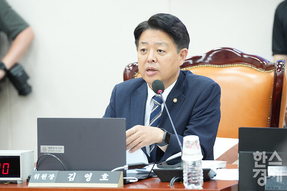 김영호 위원장이 8일 오후 서울 여의도 국회에서 열린 교육위원회 전체회의를 주재하고 있다. /최대성 기자 dpdaesung@sporbiz.co.kr 2025.07.08.