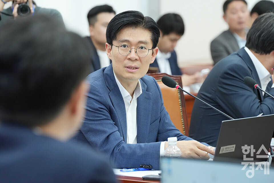 조정훈 야당 간사가 8일 오후 서울 여의도 국회에서 교육위원회 전체회의에서  발언하고 있다. /최대성 기자 dpdaesung@sporbiz.co.kr 2025.07.08.