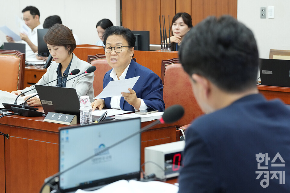 문점복 여당 간사가 8일 오후 서울 여의도 국회에서 교육위원회 전체회의에서  발언하고 있다. /최대성 기자 dpdaesung@sporbiz.co.kr 2025.07.08.