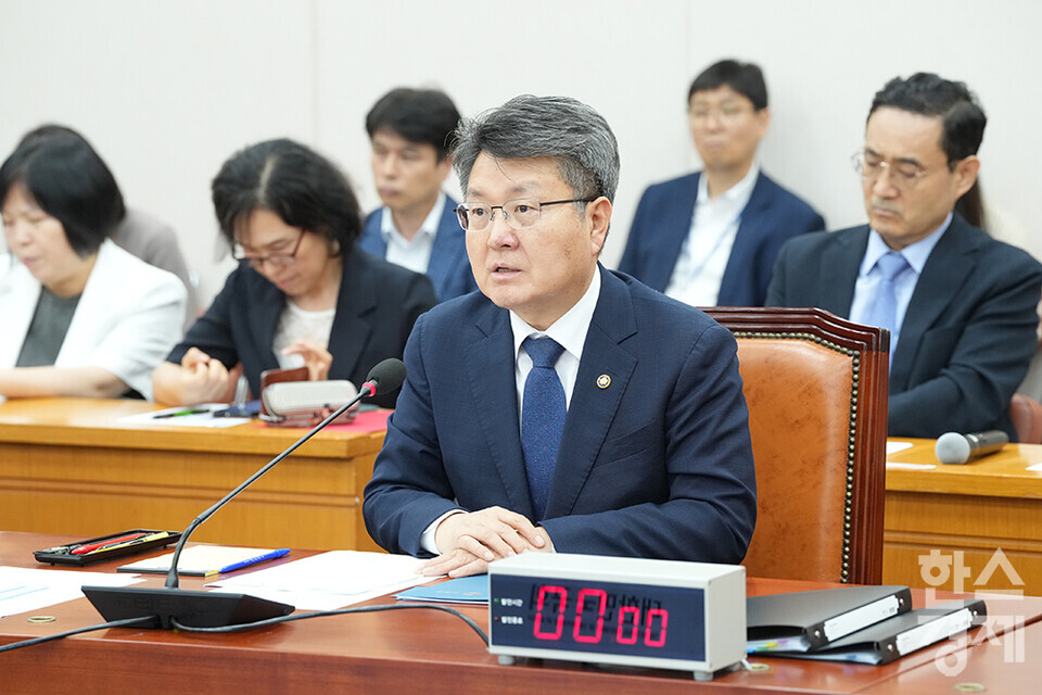 오석환 교육부 차관이 8일 오후 서울 여의도 국회에서 열린 교육위원회 전체회의에서 의원 질의에 답변하고 있다. /최대성 기자 dpdaesung@sporbiz.co.kr 2025.07.08.