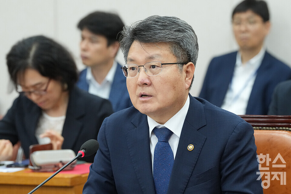 오석환 교육부 차관이 8일 오후 서울 여의도 국회에서 열린 교육위원회 전체회의에서 의원 질의에 답변하고 있다. /최대성 기자 dpdaesung@sporbiz.co.kr 2025.07.08.