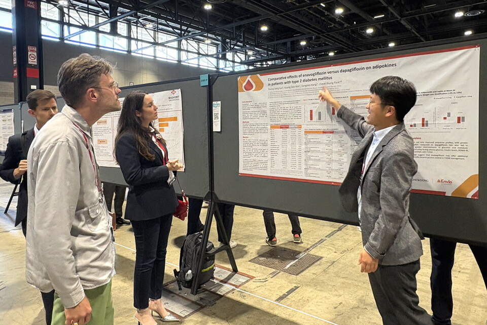 류영상 조선대학교 내분비대사내과 교수(맨 오른쪽)가 참관객에게 연구 결과를 설명하고 있다./대웅제약 제공