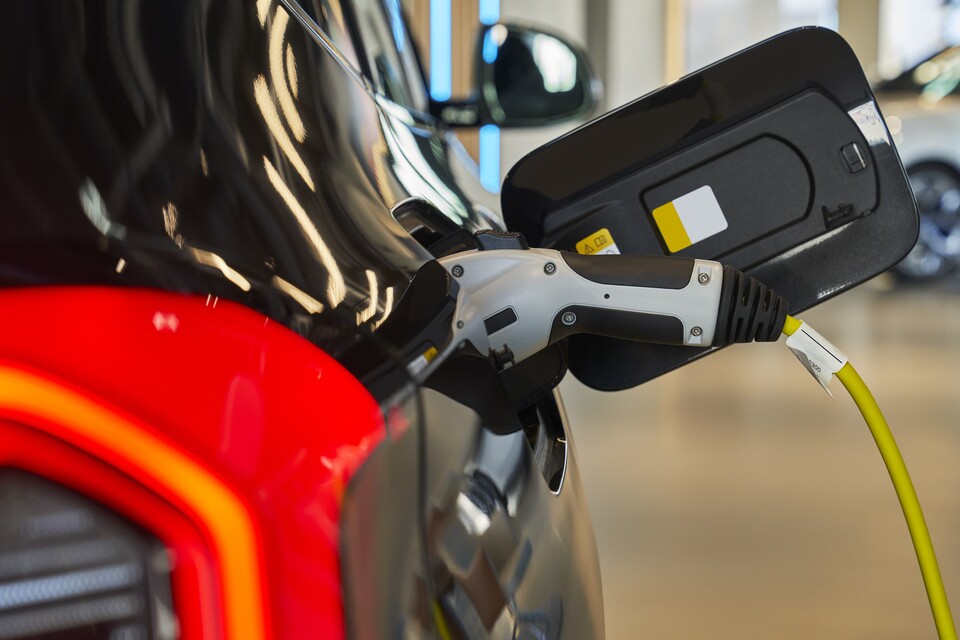 전기차를 충전 중인 모습./ 게티이미지뱅크 제공