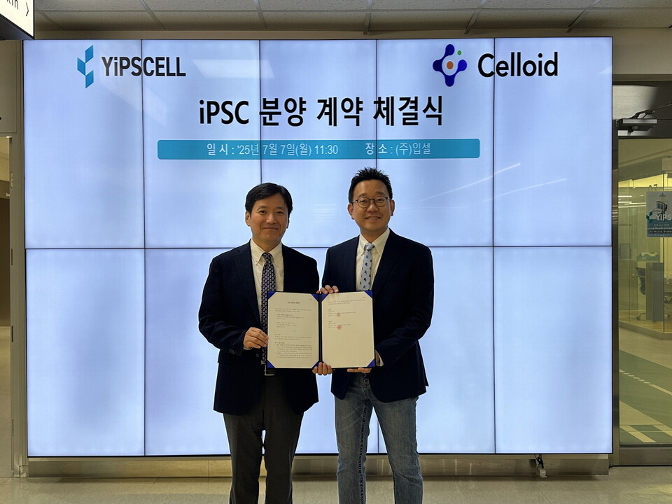 (왼쪽부터) 주지현 입셀 대표와 김동성 셀로이드 대표가 계약 체결 후 기념 촬영을 하고 있다. /입셀 제공