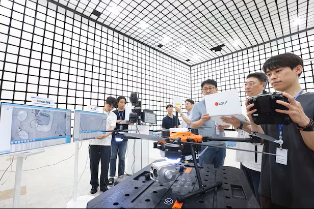 인천 송도 RAPA IoT기술지원센터에서 LG유플러스 직원들이 레드캡 기술로 연결된 드론을 시험하고 있다./LG유플러스 