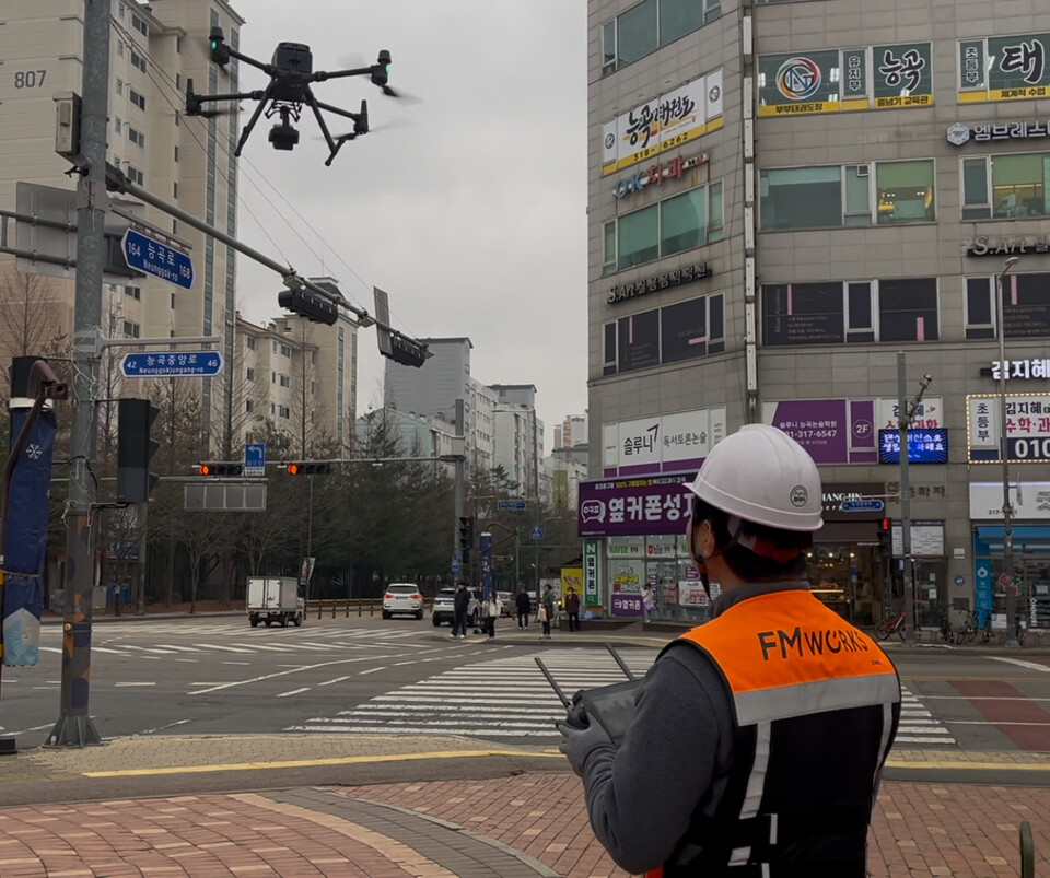 AI는 시민 안전 분야에서도 빛을 발하고 있다. 시흥시는 도로 파임(포트홀)과 낙하물 등 위험 요소를 실시간 파악해 즉각 조치하는 ‘스마트 도로관리 시스템’을 구축, 선제 대응에 나섰다./ 시흥시 제공