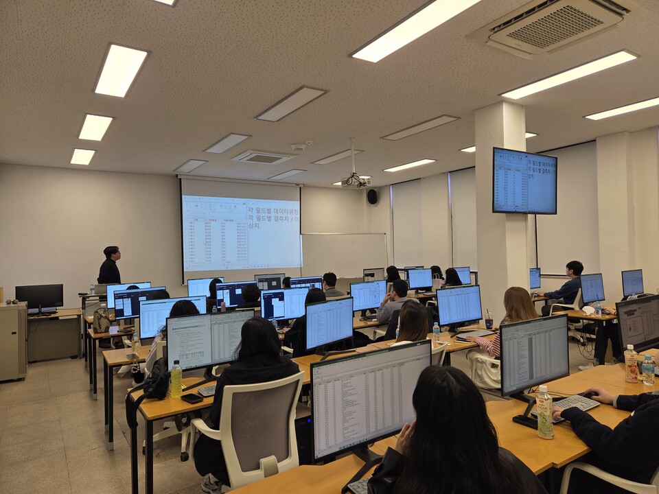 미래 AI 행정을 선도할 인재 육성에도 집중하고 있다. 시는 지난 3월부터 공직자 120여 명을 대상으로 ChatGPT 등 생성형 AI 활용 교육을 진행했고, 직급별‧직무별 실습을 통해 실무 능력 강화를 꾀했다./ 시흥시 제공