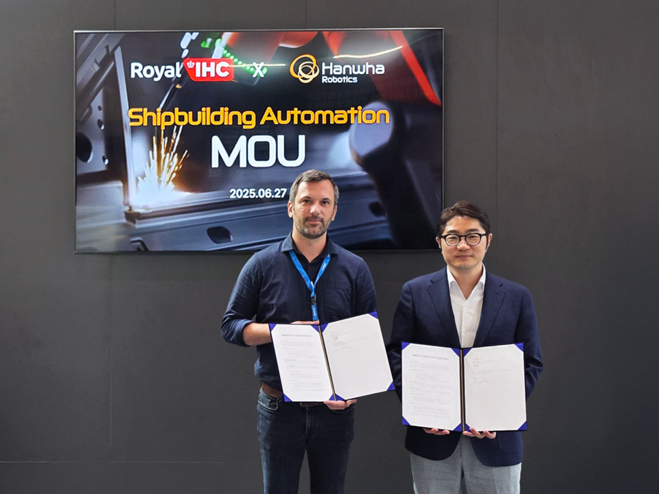 한화로보틱스는 지난달 27일 독일 오토매티카 전시 현장에서 로열 IHC와 협동로봇 기반 용접 자동화 기술 협력을 위한 양해각서를 체결했다./한화로보틱스 