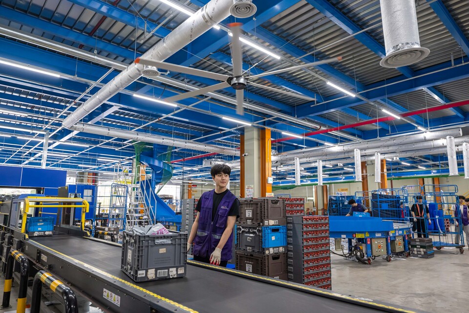 청주 서브허브 CLS 직원이 대형 파이프를 통해 나오는 에어컨 냉기 아래서 작업하고 있다. / 쿠팡 제공