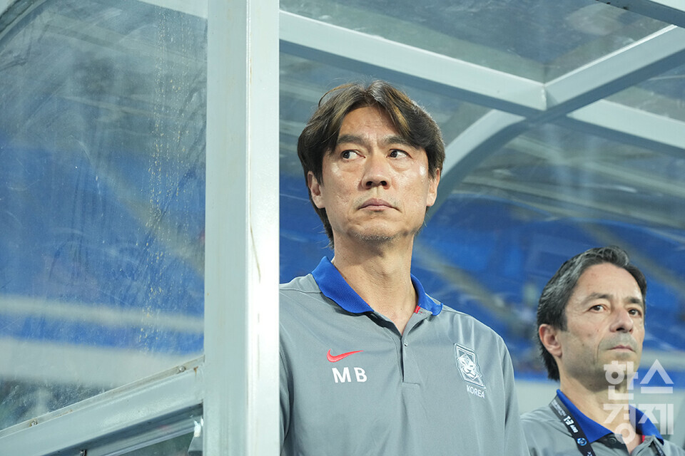 홍명보 축구 대표팀 감독이 7일 오후 경기도 용인미르스타디움에서 열린 2025 동아시아축구연맹(EAFF) E-1 풋볼 챔피언십 중국과의 개막 경기서 선수들을 주시하고 있다. /용인=최대성 기자 