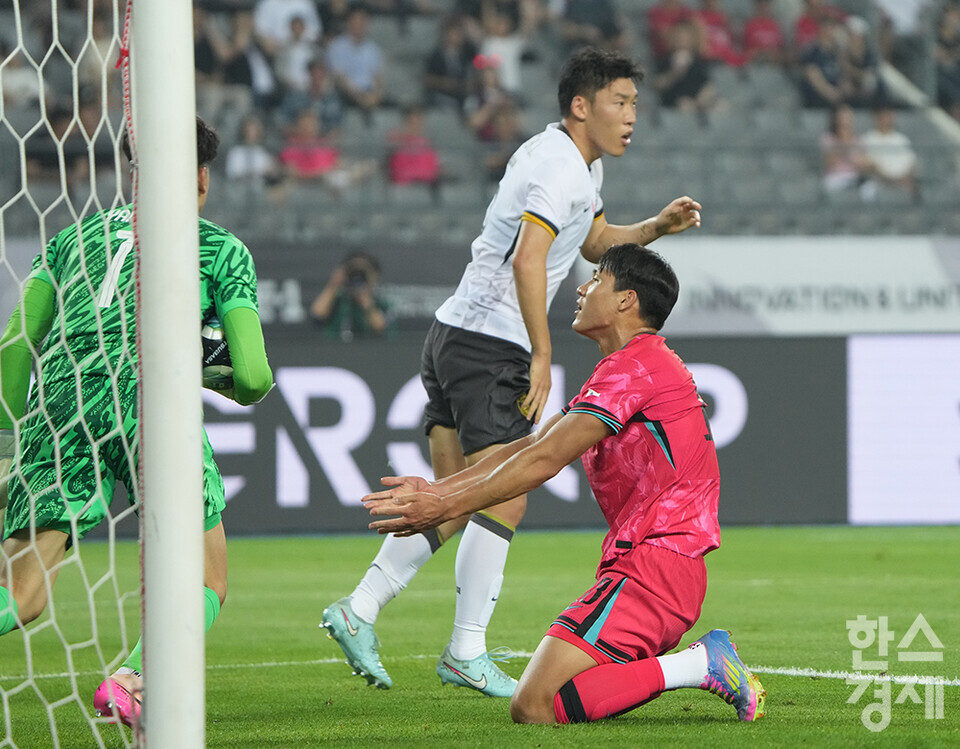 한국 축구 대표팀 공격수 이호재가 7일 오후 경기도 용인미르스타디움에서 열린 2025 동아시아축구연맹(EAFF) E-1 풋볼 챔피언십 중국과의 개막 경기서 찬스를 놓친 후 아쉬워하고 있다. /용인=최대성 기자 