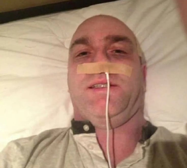 데니스 조셉 케리가 코에 충전기를 꽂은 사진. /더 선