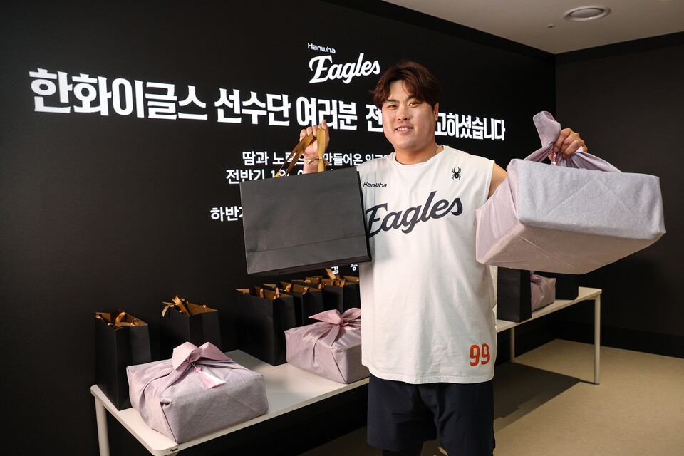 김승연 한화 회장이 프로야구 정규시즌 전반기 1위를 확정한 이글스 선수단과 임직원에게 특별 격려품을 전달했다./한화