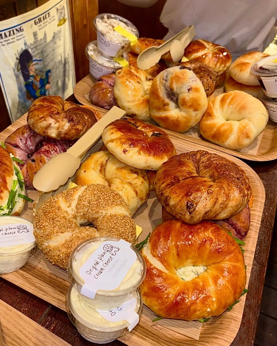 롯데백화점이 인천점 지하 1층에 경기 서부권 최초로 ‘런던베이글뮤지엄 (London Bagel Museum)’을 오픈한다고 11일 밝혔다.  / 롯데백화점 제공