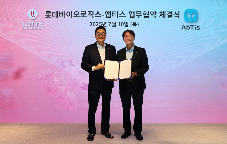 박제임스 롯데바이오로직스 대표이사(왼쪽)와 한태동 앱티스 대표이사가 업무협약 체결식에서 기념사진을 촬영하고 있다. /롯데바이오로직스 제공