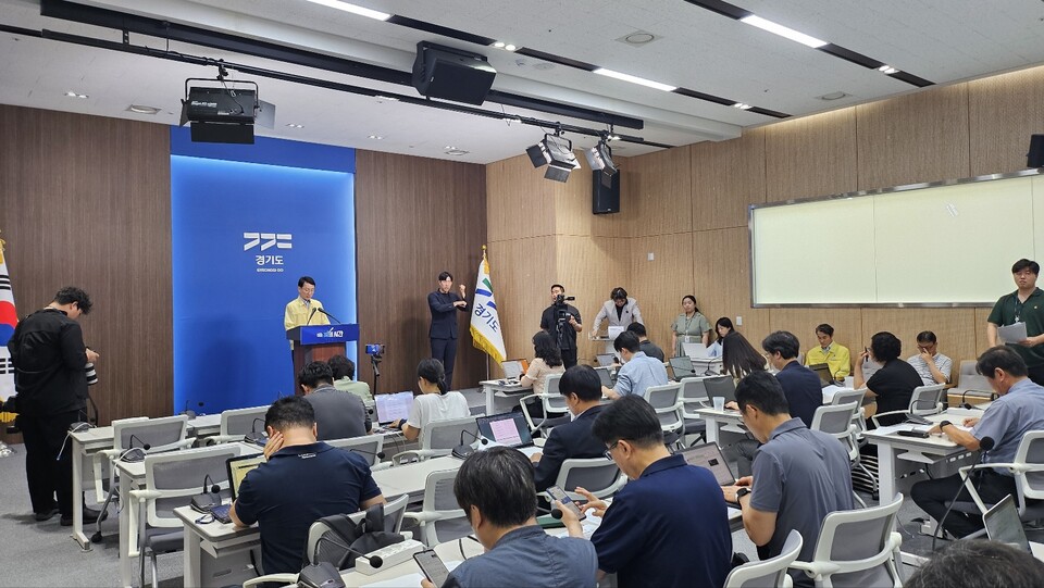 도는 먼저, 도와 경기도주택도시공사(GH)가 발주한 72개 공사 현장에 대해 체감온도가 35도 이상일 경우 오후 2시부터 5시까지 작업을 전면 중단하기로 했다./ 김두일 기자 