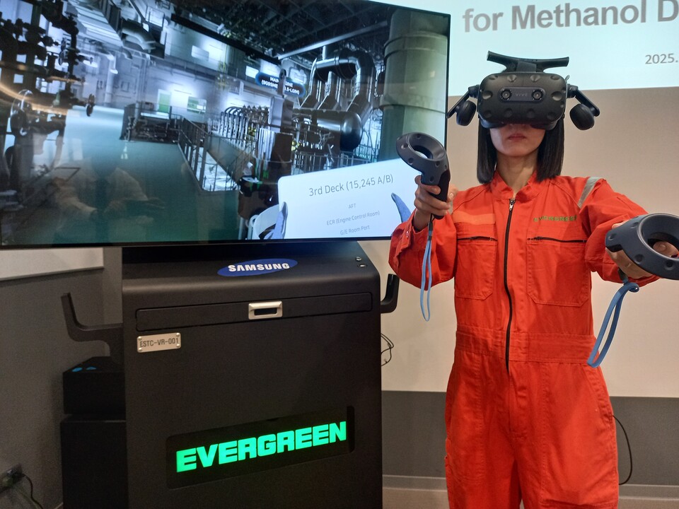 에버그린 작업자가 삼성중공업이 개발한 VR 솔루션을 시연하고 있다./삼성중공업 